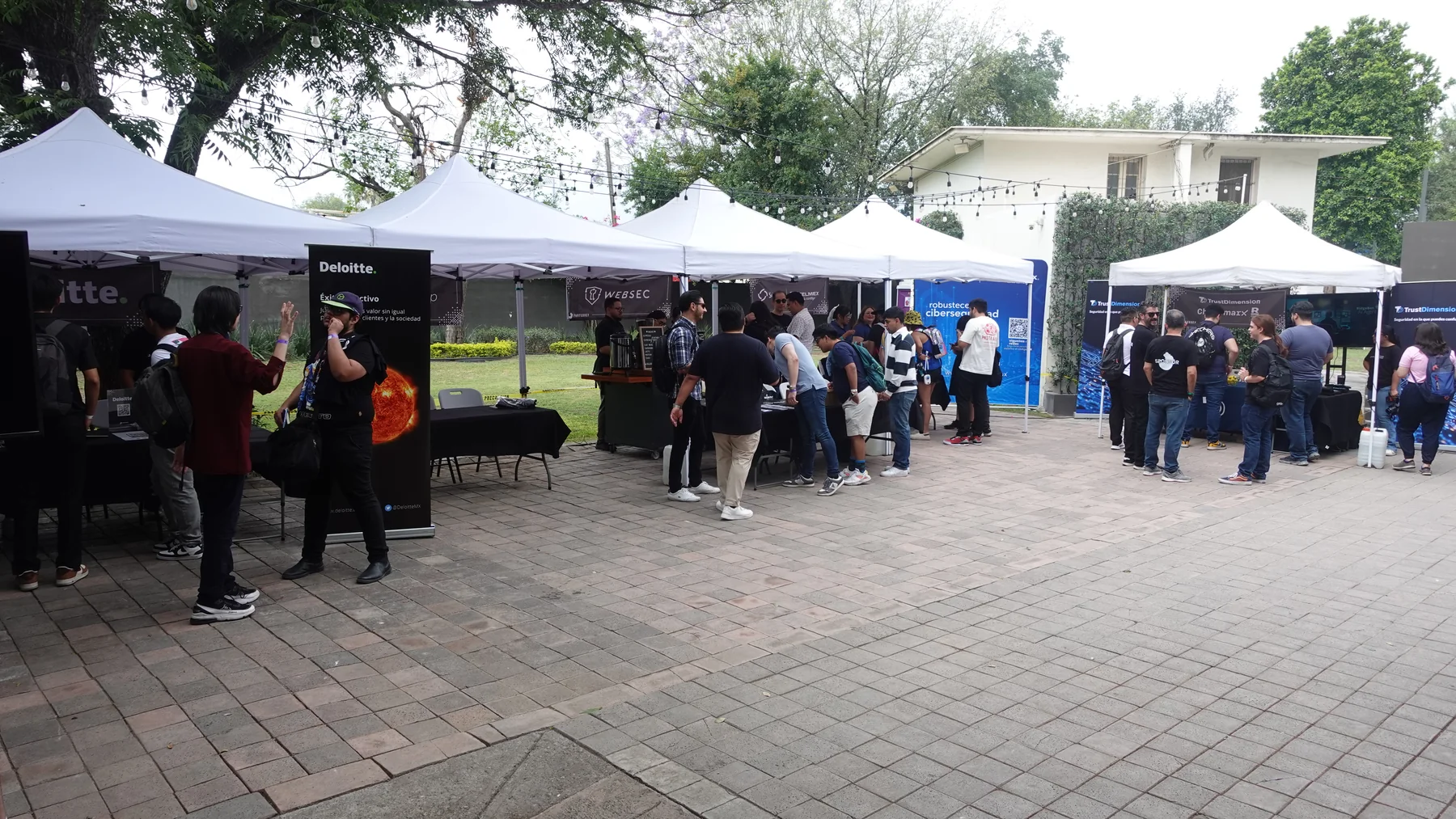 Asistentes recorriendo las áreas del evento