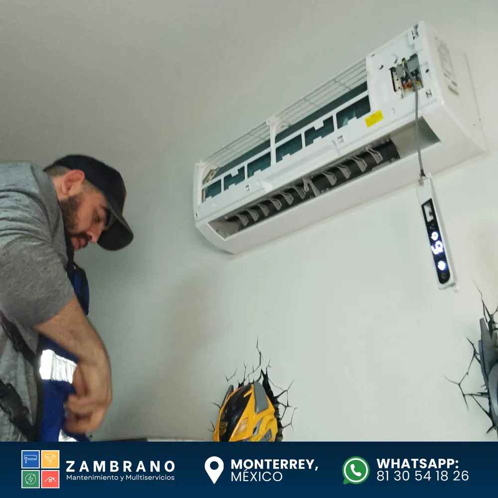 Foto de trabajo de Zambrano con la banda de marca, toma 2