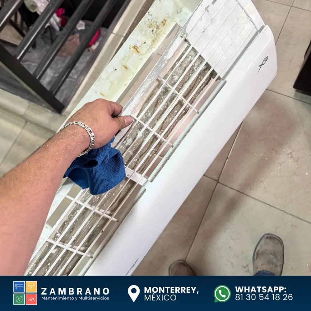 Foto de trabajo de Zambrano con la banda de marca, toma 4